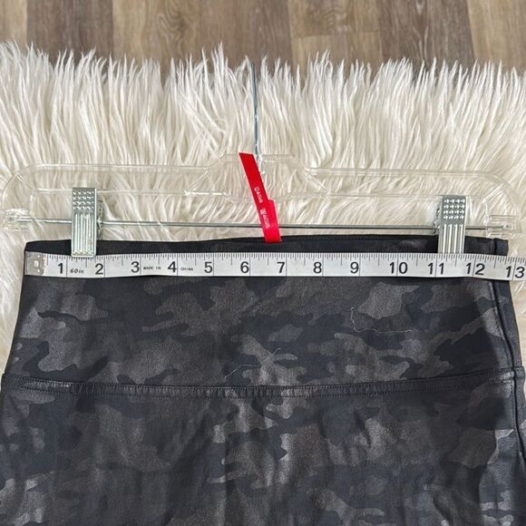 SPANX Faux Leather Black Camouflage Leggings Size XL - Picture 6 of 10